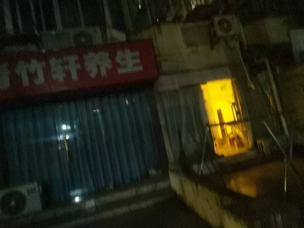 虹桥现在就开了一处地方，玻璃门